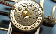 Watch movement by changing the date