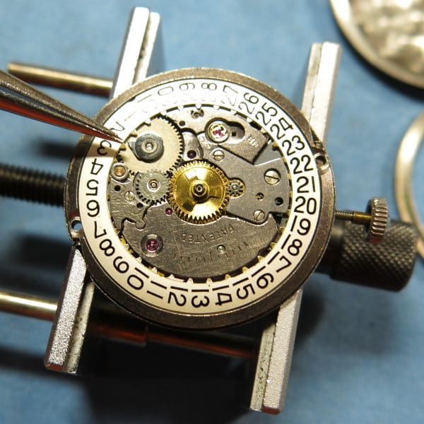 Watch movement by changing the date