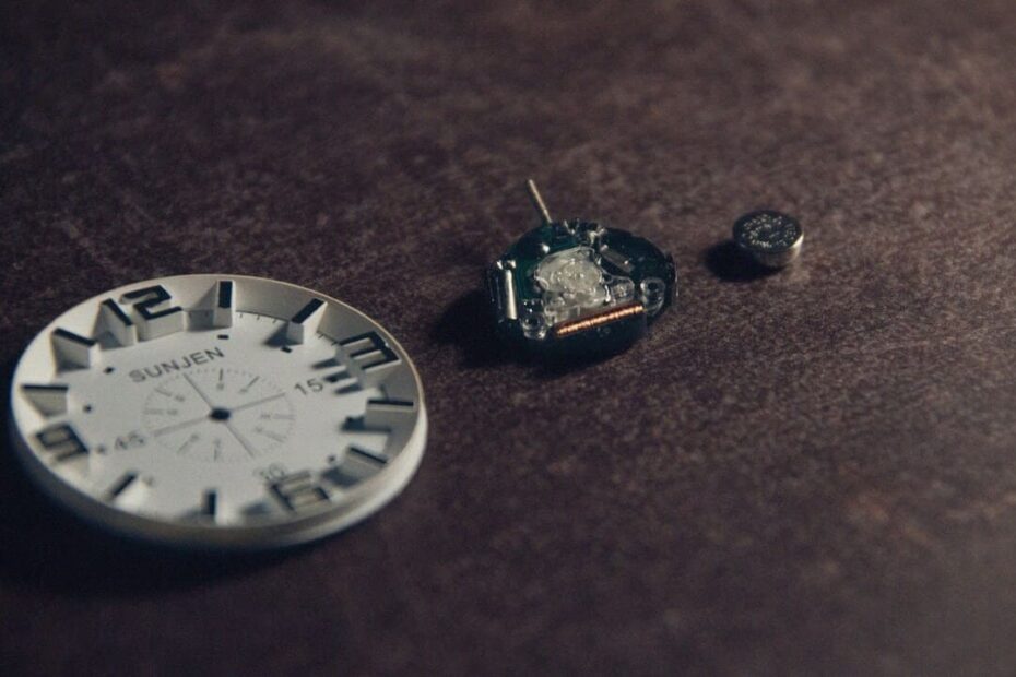 how-to-replace-a-watch-battery-without-scratching-the-case